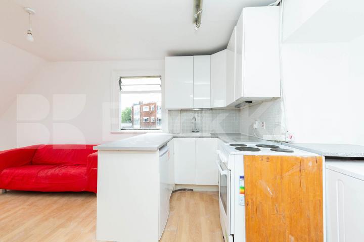 Top floor one double bedroom flat conveniently located close to transport Newnham Road, Wood Green